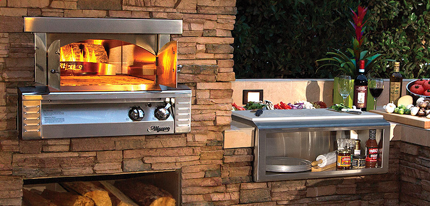 A Pizza Oven that Makes Dining Outdoors More Enjoyable